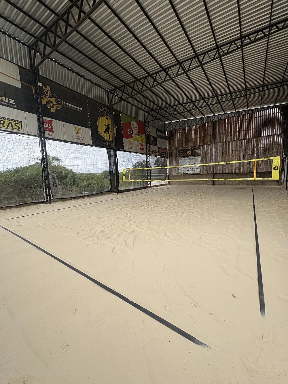 Quadra de areia coberta da Arena JT10 em um dia de sol